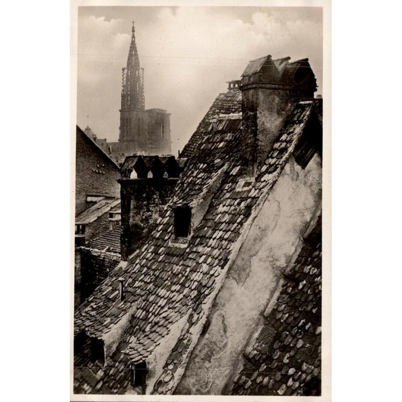 CPSM Strasbourg cathédrale Notre-Dame dominant les vieux toits du centre historique