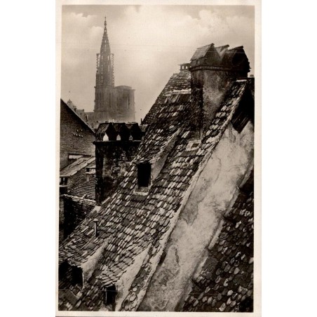 CPSM Strasbourg cathédrale Notre-Dame dominant les vieux toits du centre historique