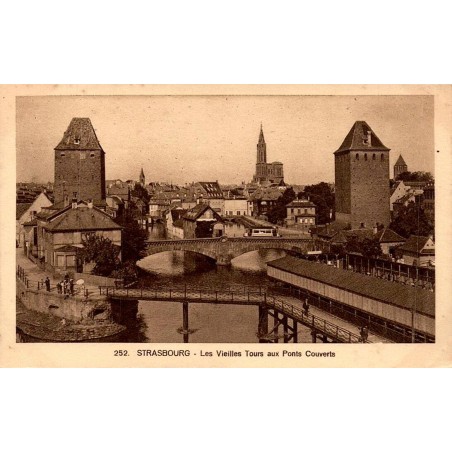 CPA Strasbourg vieilles tours des Ponts Couverts avec cathédrale Notre-Dame