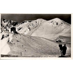 CPSM Le Mont-Dore, plateau enneigé et gare supérieure du téléférique avec skieurs