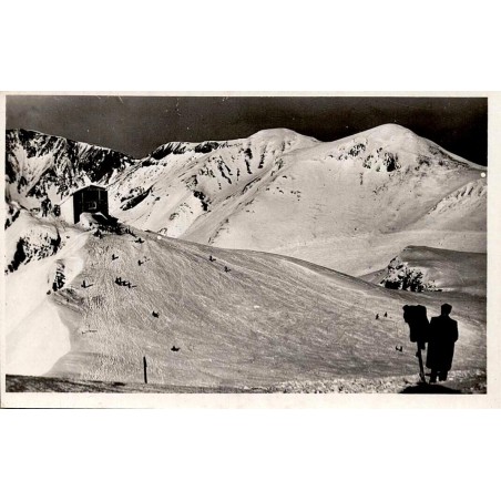 CPSM Le Mont-Dore, plateau enneigé et gare supérieure du téléférique avec skieurs