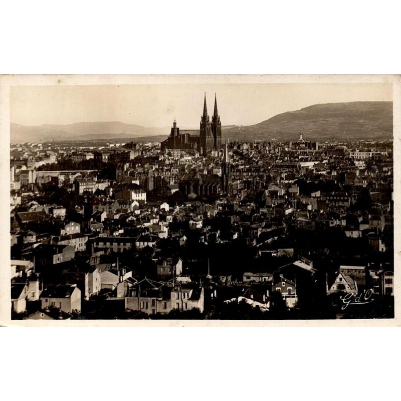 CPSM Clermont-Ferrand vue générale avec la cathédrale dominant la ville