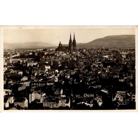CPSM Clermont-Ferrand vue générale avec la cathédrale dominant la ville