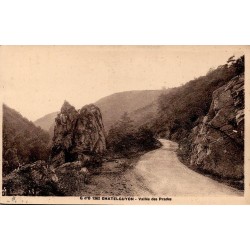 CPA Châtel-Guyon Vallée des Prades, route ancienne entre rochers et versants boisés