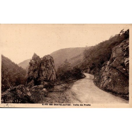 CPA Châtel-Guyon Vallée des Prades, route ancienne entre rochers et versants boisés