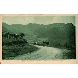 CPA Le Mont-Dore route de Besse avec troupeau de bovins dans le massif du Sancy