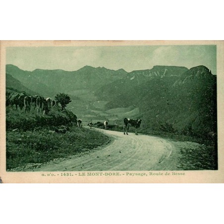 CPA Le Mont-Dore route de Besse avec troupeau de bovins dans le massif du Sancy