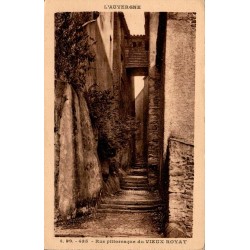 CPA Royat, rue pittoresque du Vieux Royat avec ruelle étroite, marches et maisons anciennes
