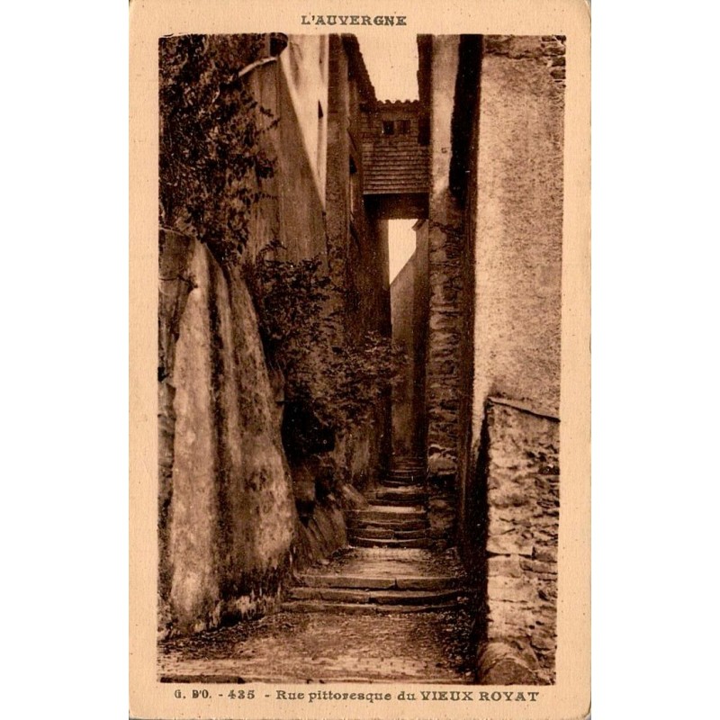 CPA Royat, rue pittoresque du Vieux Royat avec ruelle étroite, marches et maisons anciennes