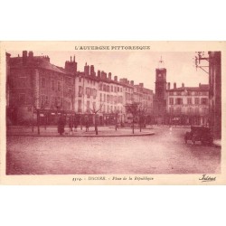 CPA Issoire Place de la République et tour de l’Horloge dans les années 1920