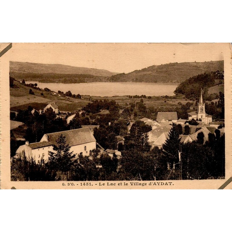 CPA Aydat, panorama du village avec son église et le lac en arrière-plan