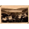 CPA Aydat, panorama du village avec son église et le lac en arrière-plan
