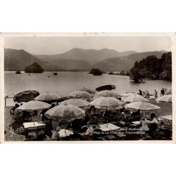 CPSM Lac Chambon, plage animée et heure du thé sous les parasols avec massif du Sancy