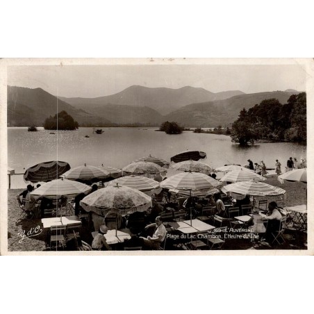 CPSM Lac Chambon, plage animée et heure du thé sous les parasols avec massif du Sancy