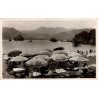 CPSM Lac Chambon, plage animée et heure du thé sous les parasols avec massif du Sancy