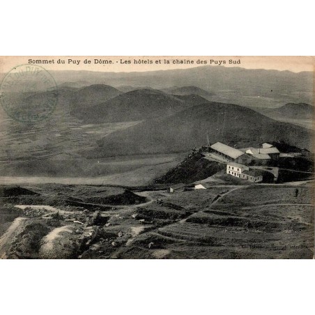 CPA Puy de Dôme, anciens hôtels du sommet et panorama sur la chaîne des Puys Sud