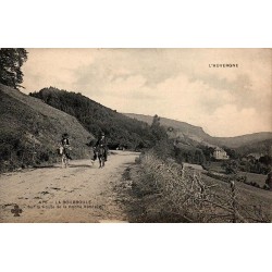 CPA La Bourboule route de la Roche Vendeix avec deux cavaliers en 1906