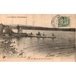 CPA Aydat bords du lac avec barque, promeneurs et timbre vert au recto