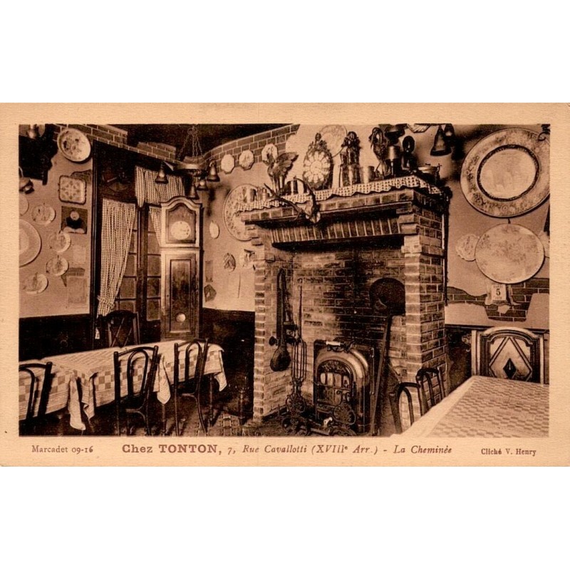 CPA Paris Chez Tonton rue Cavallotti, intérieur du restaurant et grande cheminée
