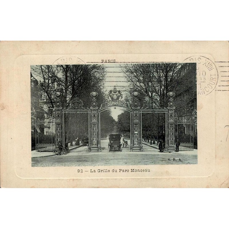 CPA Paris grille du Parc Monceau animée avec véhicule hippomobile et bicyclette SRA 92