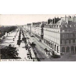 CPA Paris rue de Rivoli et Tuileries avec automobiles et transport collectif ancien
