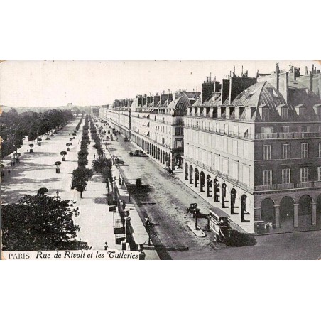 CPA Paris rue de Rivoli et Tuileries avec automobiles et transport collectif ancien