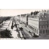 CPA Paris rue de Rivoli et Tuileries avec automobiles et transport collectif ancien