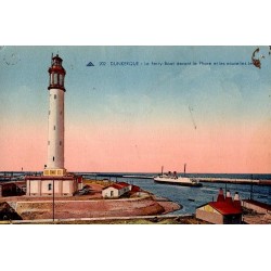 Carte postale ancienne du ferry-boat devant le phare et les nouvelles jetées à Dunkerque