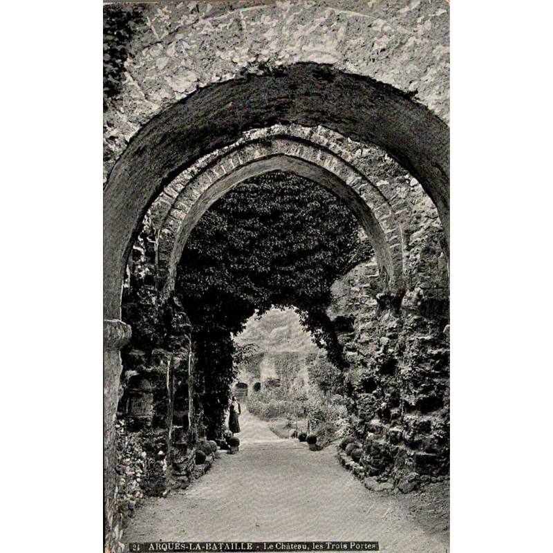 CPA Arques-la-Bataille château médiéval et les Trois Portes