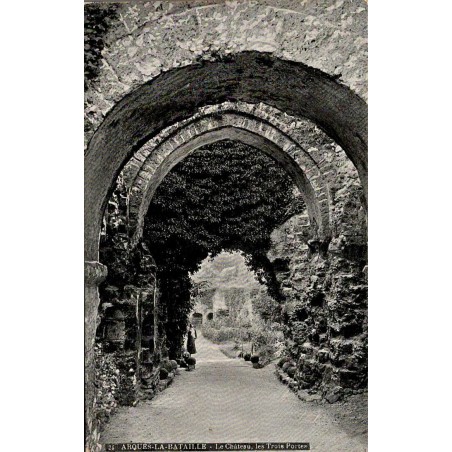 CPA Arques-la-Bataille château médiéval et les Trois Portes
