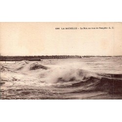 CPA La Rochelle mer en tempête grandes vagues et écume L.C. n°1086
