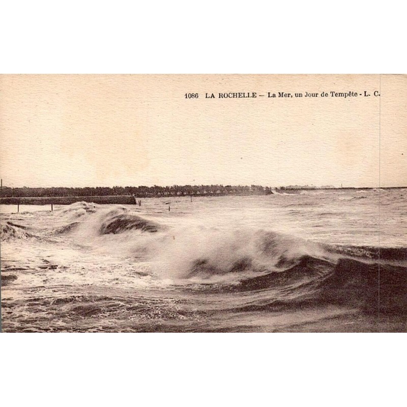 CPA La Rochelle mer en tempête grandes vagues et écume L.C. n°1086