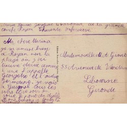 CPA de Royan montrant la Grande Conche animée avec ses nombreuses cabines de bain et l’ancien front de mer. Carte n°8 circulée.