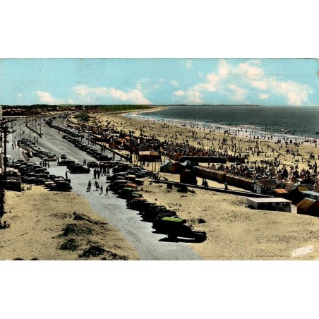 CPSM Saint-Jean-de-Monts plage animée tentes et automobiles Édition de l’Europe n°2355
