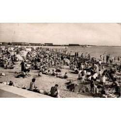 CPSM La Rochelle plage du Mail très animée L. Chatagneau n°2296 circulée en 1953