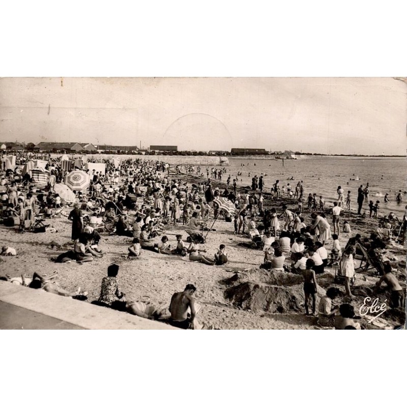 CPSM La Rochelle plage du Mail très animée L. Chatagneau n°2296 circulée en 1953