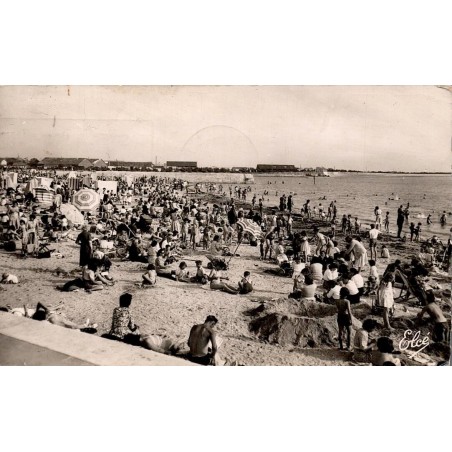 CPSM La Rochelle plage du Mail très animée L. Chatagneau n°2296 circulée en 1953
