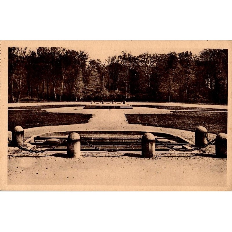 Carte postale ancienne de la clairière de l’Armistice en Forêt de Compiègne, emplacement du wagon du Maréchal Foch