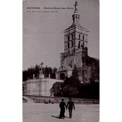 CPA Avignon Notre-Dame des Doms, clocher, statue de la Vierge et personnages