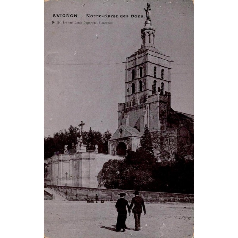 CPA Avignon Notre-Dame des Doms, clocher, statue de la Vierge et personnages