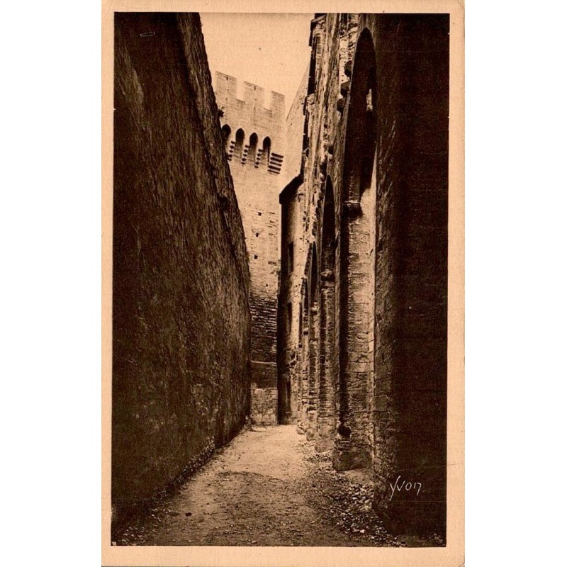 CPSM Avignon Palais des Papes, chemin de ronde entre les murailles