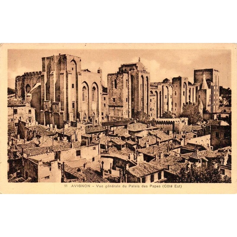 CPSM Avignon vue générale du Palais des Papes côté Est et anciennes toitures