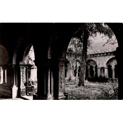 CPSM Vaison-la-Romaine cloître, arcades et jardin intérieur, circulée en 1953