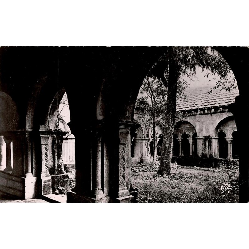 CPSM Vaison-la-Romaine cloître, arcades et jardin intérieur, circulée en 1953