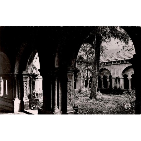 CPSM Vaison-la-Romaine cloître, arcades et jardin intérieur, circulée en 1953