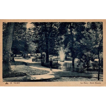 CPSM Vichy Allier Le Parc Petit Bassin et jet d’eau carte circulée en 1950