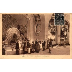 CPA Vichy Source des Célestins avec curistes et timbre Exposition Coloniale 1931