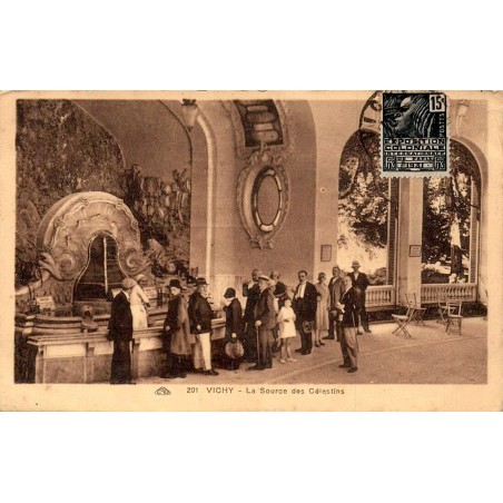 CPA Vichy Source des Célestins avec curistes et timbre Exposition Coloniale 1931