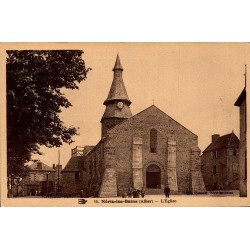 CPA Néris-les-Bains Allier église ancienne avec habitants devant le monument