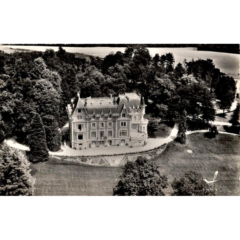 Carte postale ancienne du château de Betz (Oise) vu du ciel